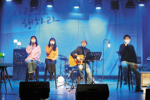유은성 CCM 아티스트(오른쪽 두 번째)와 찬양단이 2021년 국민일보와 기아대책이 진행한 ‘2021 부활절 온라인 연속기도회’에서 찬양하는 모습. 국민일보DB