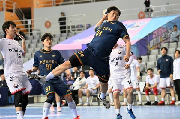 인천도시공사가 ‘속공 핸드볼’을 앞세워 리그 2위로 초반 돌풍을 일으키고 있다. 핸드볼연맹 제공
