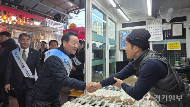 1일 유정복 인천시장과 정해권 인천시의회 의장(국민의힘·연수1)이 인천 연수구 옥련시장을 방문해 상인들에게 인천사랑상품권 복(福) 드림 이벤트를 홍보하면서 상인들의 의견을 듣고 있다. 장민재 기자