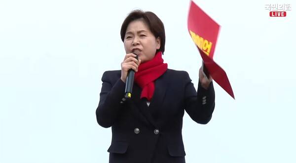 ▲양향자 국민의힘 최고위원이 지난달 29일 대전 규탄집회에서 불법계엄 비판에 반발하는 일부 친윤 지지층 앞에서 지금 자신을 죽여도 좋다라며 하지만 국민의힘이 국민을 위한 무슨 비전이 있느냐라고 정면 비판하고 있다. 사진=국민의힘TV