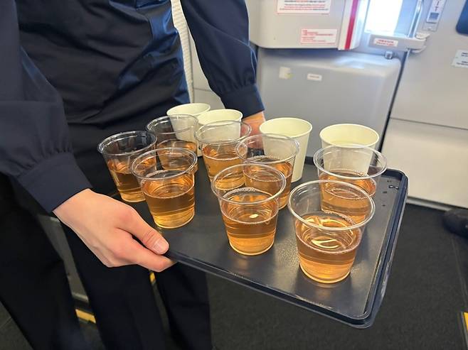 파라타항공의 음료 서비스/사진=김지은 여행+ 기자