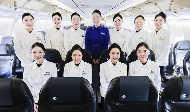 첫 국제선 운항에 투입된 객실승무원/사진=파라타항공 제공