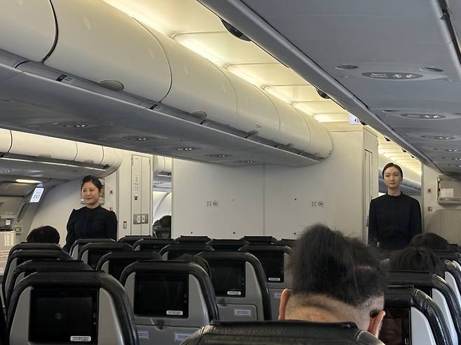 이륙에 앞서 안전수칙을 설명하는 객실승무원/사진=김지은 여행+ 기자