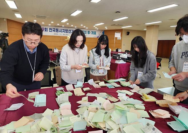 지난 26일 오전 강원 춘천시 강원특별자치도선거관리위원회 대회의실에서 지방선거를 경험하지 못한 선관위 신규직원 등이 실제 선거와 같은 절차대로 모의 투·개표를 체험하고 있다. [사진출처=강원특별자치도선거관리위원회]