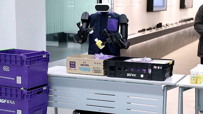 로보티즈 AI 휴머노이드 로봇.  BGF로지스