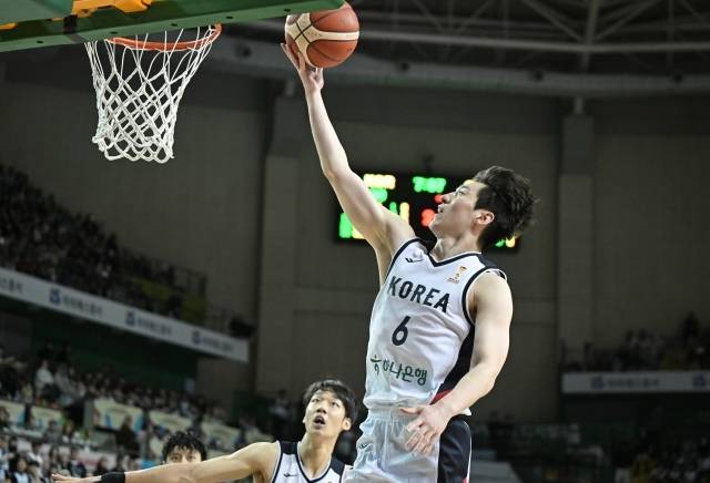 이정현은 최고의 컨디션을 자랑하며 만리장성을 함락시켰다. 사진=대한민국농구협회 제공