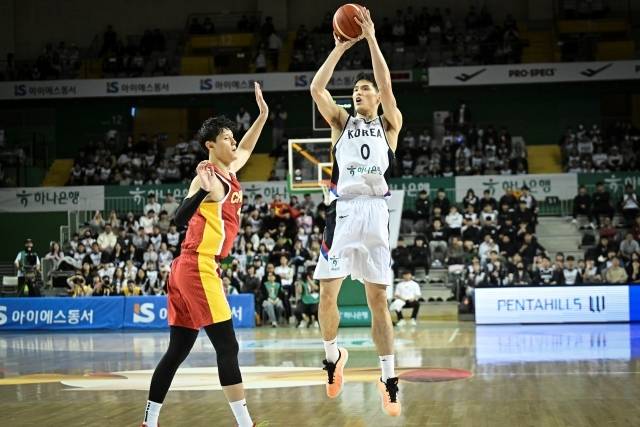 하윤기는 중국이 자랑하는 저우치, 후진추를 상대로 전혀 밀리지 않으며 최고의 활약을 펼쳤다. 사진=대한민국농구협회 제공