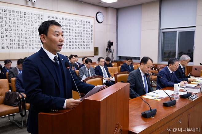 (서울=뉴스1) 유승관 기자 = 김용민 법안심사제1소위원장이 26일 서울 여의도 국회에서 열린 제429회 국회(정기회) 법제사법위원회 제15차 전체회의에서 심사보고를 하고 있다. 2025.11.26/뉴스1 Copyright (C) 뉴스1. All rights reserved. 무단 전재 및 재배포, AI학습 이용 금지. /사진=(서울=뉴스1) 유승관 기자