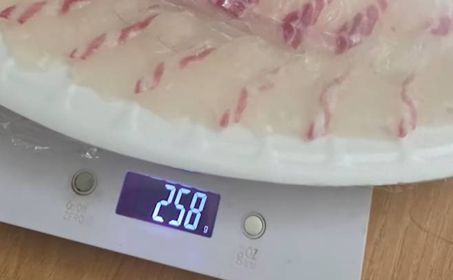 단골 횟집에서 회를 주문했는데 양이 터무니없이 적었다는 폭로가 나왔다./사진=유튜브 '입질의추억TV' 갈무리