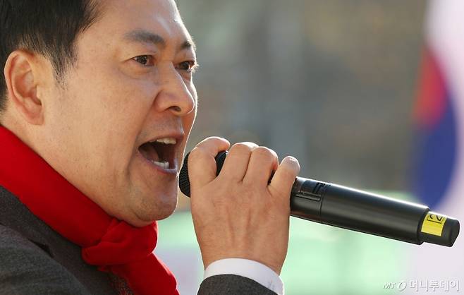 [인천=뉴시스] 홍효식 기자 = 장동혁 국민의힘 대표가 1일 오후 인천 미추홀구 주안역 인근에서 열린 민생회복 법치수호 국민대회에서 발언하고 있다. 2025.12.01. yesphoto@newsis.com /사진=홍효식