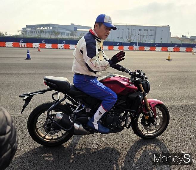 이영선 인스트럭터(교관)이 기본 조작을 시연하며 주행 전 안전 수칙을 설명하던 모습. /사진=김대영 기자