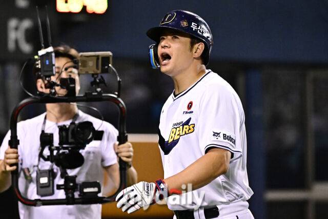 6일 서울 잠실야구장에서 열린 '2025 신한 SOL BANK KBO리그' KT 위즈와 두산 베어스 경기. 두산 김재환이 8회말 무사 1-2루에 역전 3점 홈런을 친 후 포효하고 있다./마이데일리