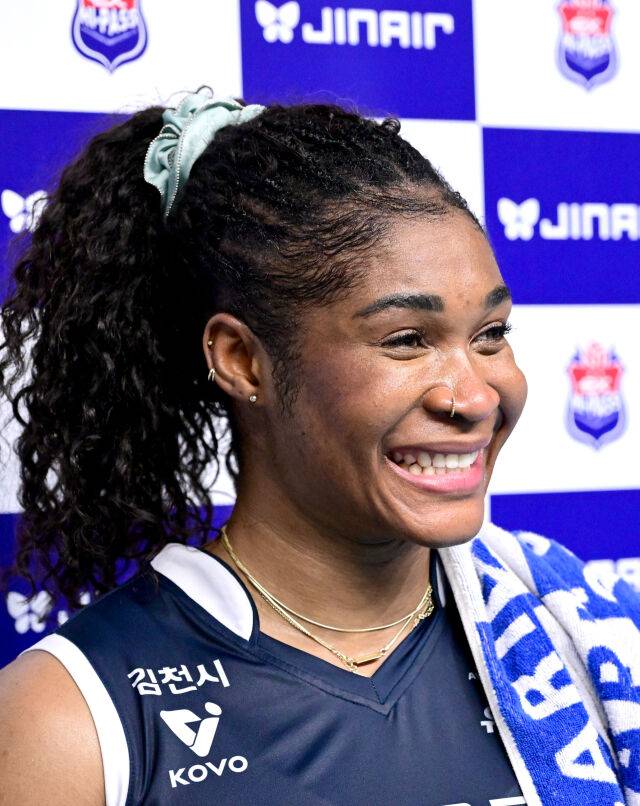 한국도로공사 모마가 최윤지 통역의 깜짝 방문에 행복한 미소를 짓고 있다 / 한국배구연맹(KOVO)