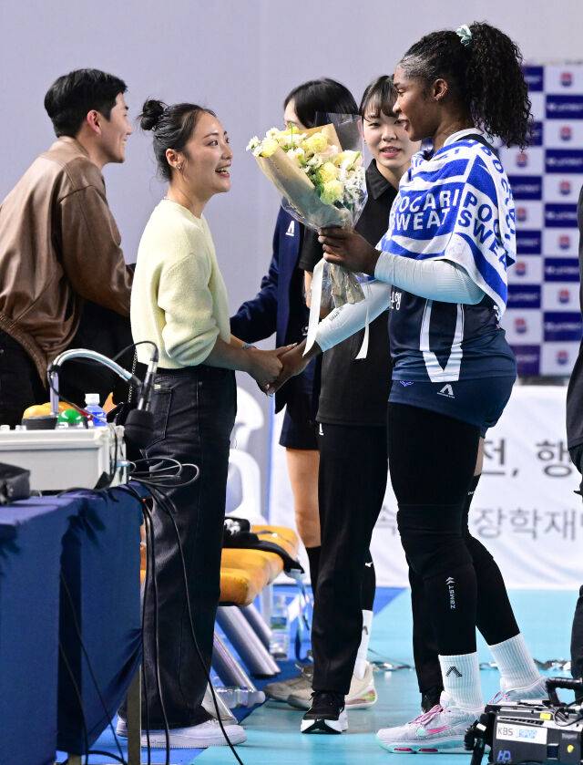 한국도로공사 모마가 깜짝 방문한 최윤지 통역의 꽃다발 선물에 기뻐하고 있다 / 한국배구연맹(KOVO)
