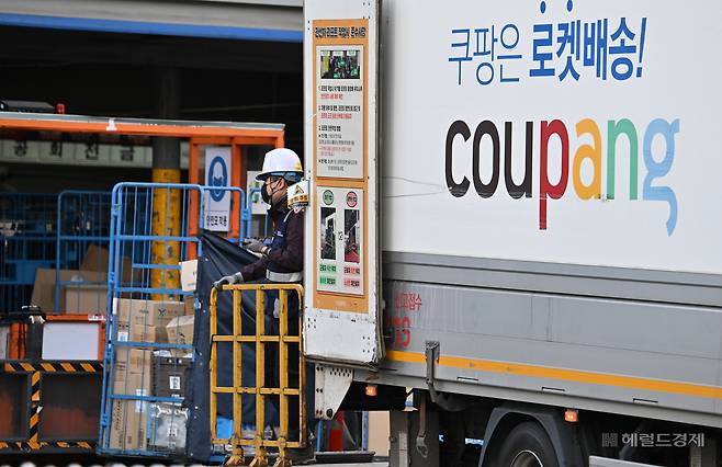 서울 도심의 쿠팡 물류센터에서 한 직원이 배송을 준비하고 있다. 임세준 기자