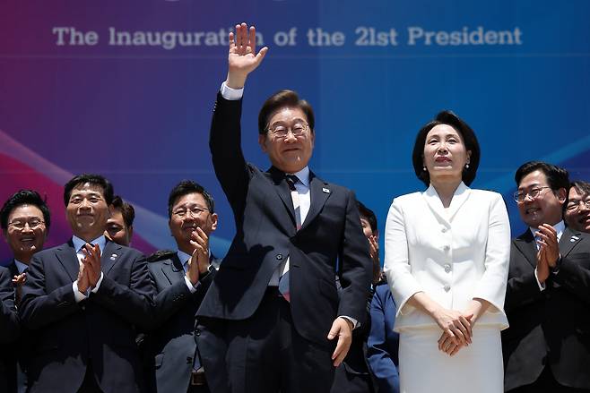 이재명 대통령 부부가 4일 오전 서울 여의도 국회 로텐더홀에서 취임 선서를 마치고 나와 잔디광장에 모인 시민들을 향해 인사하고 있다. 이상섭 기자