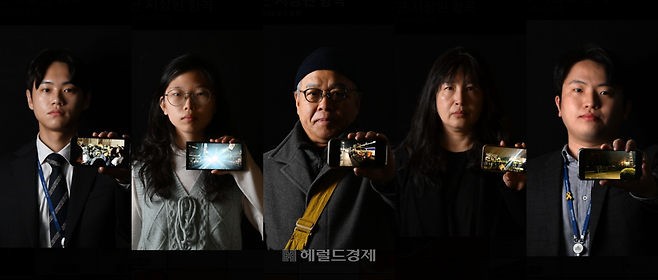 지난해 12월 3일 비상계엄이 선포되자마자 국회로 달려갔던 시민들을 헤럴드경제가 만났다. (사진 왼쪽부터) 유신욱(31)·한승희(21)·신재형(67)·고경리(55)·이광희(30) 씨는 당시 국회 앞에서 스마트폰으로 촬영한 현장 사진을 내보이며 그날의 기억을 되짚었다. 이상섭 기자