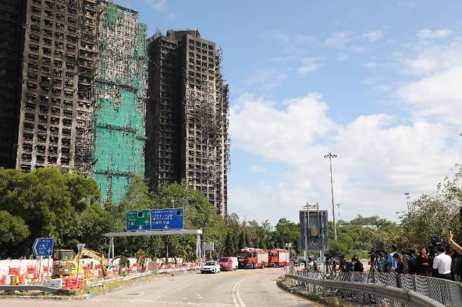 홍콩 웡 푹 코트 앞의 취재진과 주민들. 연합뉴스
