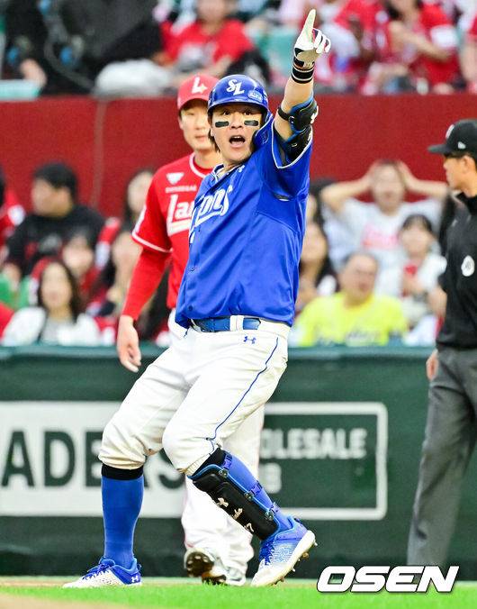 [OSEN=인천, 박준형 기자] 11일 인천 SSG랜더스필드에서 ‘2025 신한 SOL뱅크 KBO리그’ 준플레이오프(5전 3선승제) 2차전 SSG 랜더스와 삼성 라이온즈의 경기가 열렸다.SSG는 김건우, 삼성은 헤르손 가라비토를 선발 투수로 내세웠다.9회초 1사 2루 삼성 강민호가 동점 1타점 적시타를 날린뒤 환호하고 있다.    2025.10.11 / soul1014@osen.co.kr
