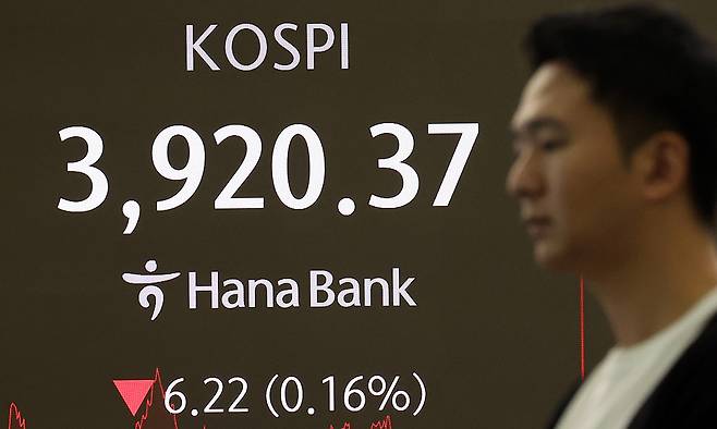 코스피가 전 거래일(3926.59)보다 6.22포인트(0.16%) 내린 3920.37에 거래를 마친 1일 서울 중구 하나은행 본점 딜링룸에서 딜러가 업무를 수행하고 있다. 뉴시스