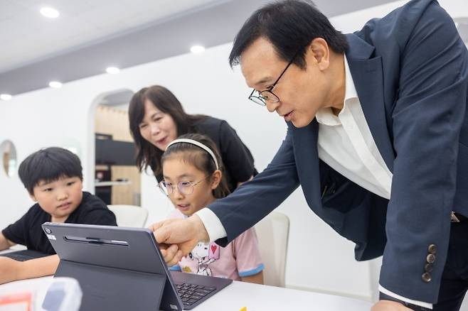 임태희 경기도교육감이 지난 9월 16일 포천 선단초등학교에서 하이러닝 활용 수업을 참관하고 있다.  경기도교육청 제공