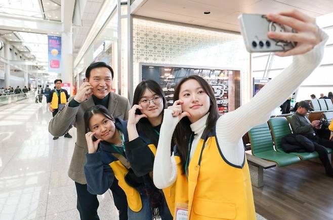 임 교육감이 지난 10월 28일 ‘중국 내 독립운동 유적지 탐방’을 위해 하얼빈으로 출국하기 전 학생들과 기념촬영을 하고 있다.  경기도교육청 제공
