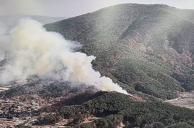 30일 오전 11시 28분쯤 울산 울주군 범서읍 중리 야산에서 불이 나 산림 당국이 진화 중이다. 2025.11.30. 울산소방본부 제공