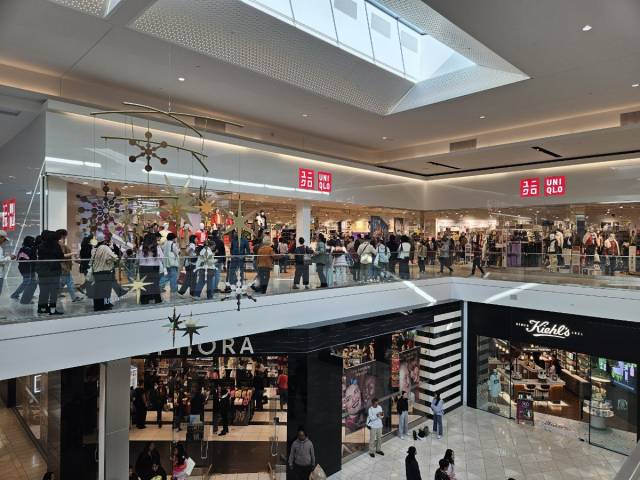 28일(현지 시간) 미국 최대 쇼핑 대목인 블랙프라이데이를 맞아 샌프란시스코의 최대 쇼핑몰인 웨스트필드 밸리 페어 안 유니클로 매장 앞이 쇼핑객들로 가득 차 있다. 샌프란시스코=윤민혁 특파원