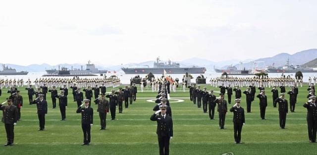 지난 3월 7일 경남 창원 해군사관학교에서 열린 제79기 생도 졸업 및 임관식에서 신임 장교들이 경례를 하고 있다. 사진 제공=해군사관학교