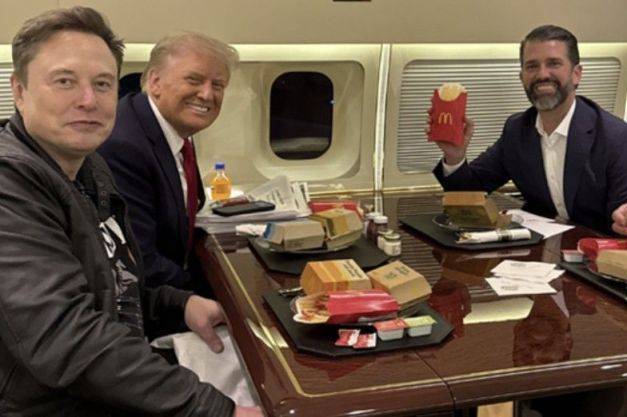 지난해 11월 도널드 트럼프 미국 대통령 등과 함께 햄버거로 점심 식사를 해결하는 일론 머스크 테슬라 CEO. 엑스 갈무리
