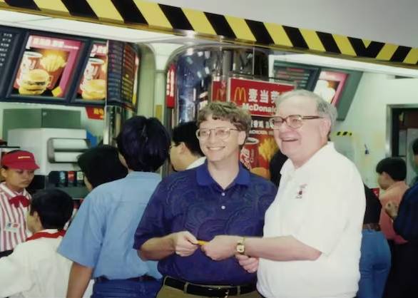 빌 게이츠와 워런 버핏이 한 햄버거 가게에 있다. 빌 게이츠 페이스북 갈무리