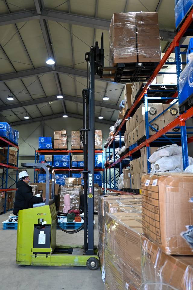 지난달 28일 충북 청주시 지식재산처 상표권 침해 압수품 보관 창고에서 작업자가 압수품을 창고에 적재하고 있다. 청주=김태호 기자