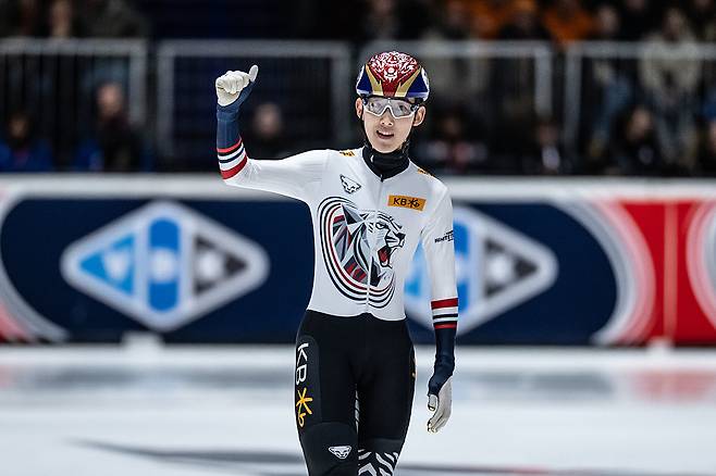 임종언이 1일(한국시간) 네덜란드 도르트레흐트에서 열린 쇼트트랙 월드 투어 4차 대회 남자 1000m에서 금메달을 따낸 뒤 기뻐하고 있다. 도르트레흐트(네덜란드)｜AP뉴시스