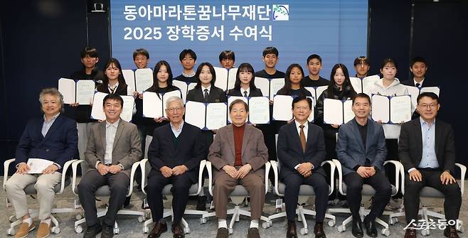 동아마라톤꿈나무재단이 1일 서울 종로구 동아미디어센터에서 2025 장학증서 수여식을 열고 남녀 고교 유망주 15명에게 장학증서와 장학금을 수여했다. 대한육상연맹 김정식 사무처장, 김재용 로드경기력향상위원장, 동아마라톤꿈나무재단 최맹호 이사, 이연택 이사장, 대한육상연맹 육현표 회장, 백형훈 전무이사, 강정대 부회장(앞줄 왼쪽부터)과 장학생 15명이 기념 촬영을 하고 있다. 신원건 동아일보 기자 laputa@donga.com