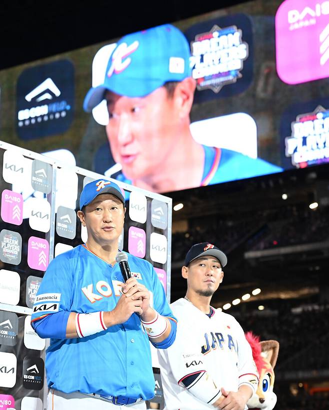 ▲ 경기 후 시상식. MVP 이대호와 MIP 나카타 쇼. ⓒ 사진공동취재단