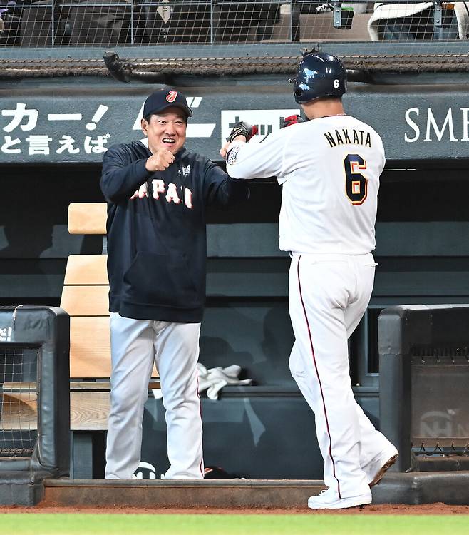 ▲ 하라 다쓰노리 감독과 나카타 쇼.