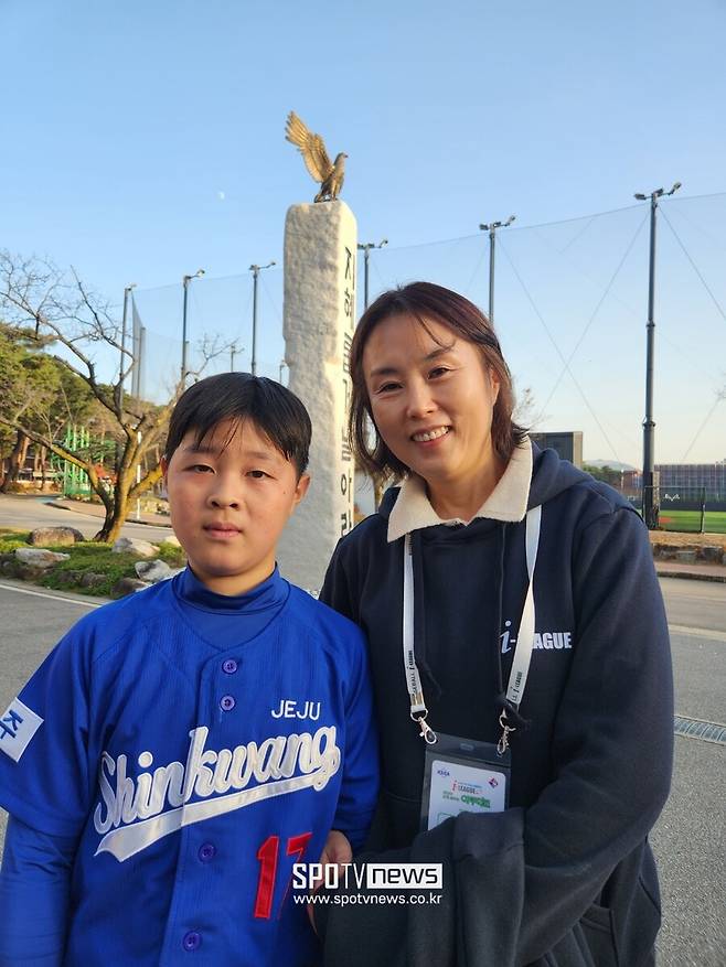 ▲ 제주 신광초등학교 문서준 선수와 어머니 김미진 씨(왼쪽부터).