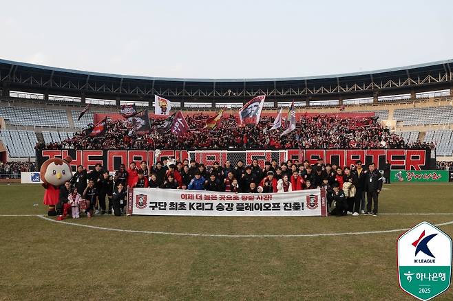 구단 최초 K리그 승강플레이오프 진출을 기념하는 부천FC. /사진=한국프로축구연맹 제공