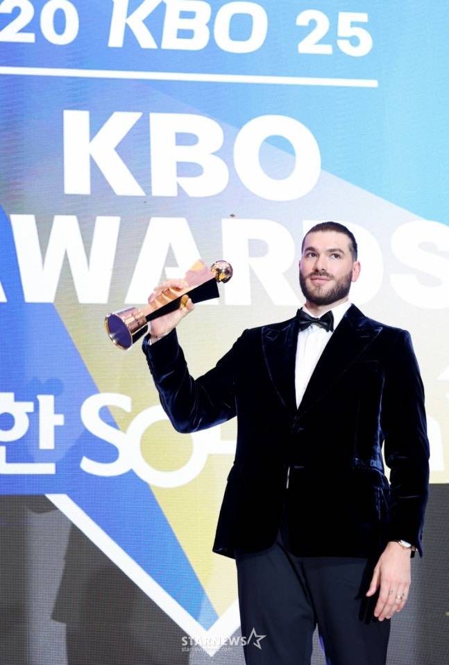 투수 4관왕과 MVP를 수상한 한화의 폰세가 24일 잠실 롯데호텔 월드에서 열린 2025 신한 쏠뱅크 KBO어워즈에서 트로피를 들고 포즈를 취하고 있다. /사진=강영조 선임기자