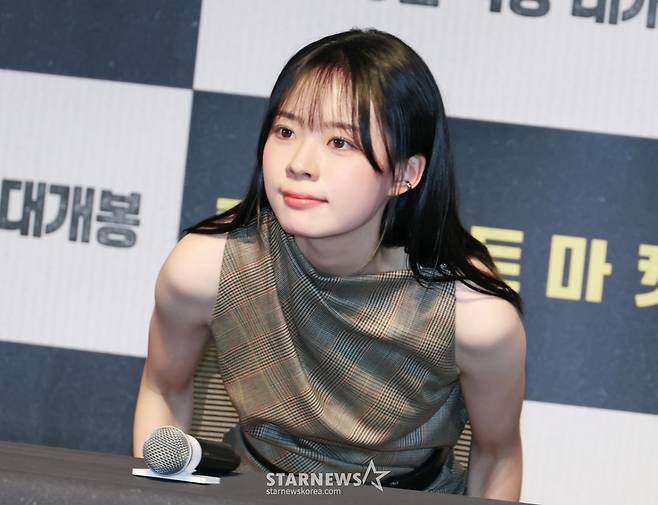 배우 이재인이 1일 오후 서울 송파구 롯데시네마 월드타워점에서 진행된 영화 '콘크리트마켓'(감독 홍기원) 언론배급시사회 및 기자간담회에 참석해 자리에 앉고 있다. /2025.12.01 /사진=이동훈 photoguy@