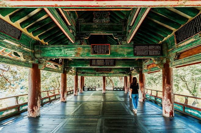 죽서루를 거닐다 보면 시간의 미학이 자연스레 느껴진다