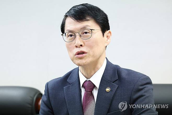 인터뷰하는 최원호 원자력안전위원장 (서울=연합뉴스) 진연수 기자 = 최원호 원자력안전위원회 위원장이 서울 중구 원자력안전위원회에서 연합뉴스와 인터뷰를 하고 있다. 2025.12.1 jin90@yna.co.kr