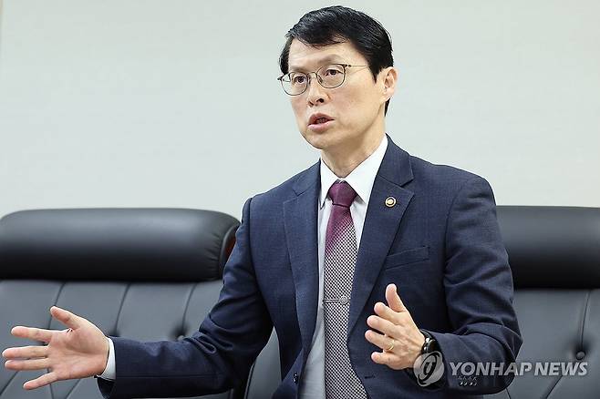 최원호 원자력안전위원장 인터뷰 (서울=연합뉴스) 진연수 기자 = 최원호 원자력안전위원회 위원장이 서울 중구 원자력안전위원회에서 연합뉴스와 인터뷰를 하고 있다. 2025.12.1 jin90@yna.co.kr