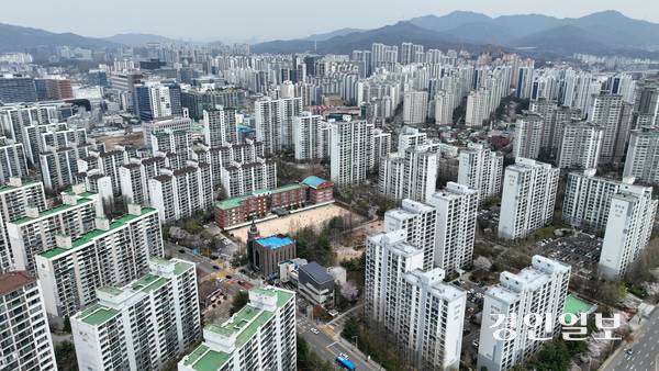 1기 신도시 선도지구 중 가장 먼저 특별정비구역 지정을 위한 도시계획심의를 통과한 안양 평촌신도시 A-17구역과 A-18구역 일대. 2025.4.9 /최은성기자 ces7198@kyeongin.com