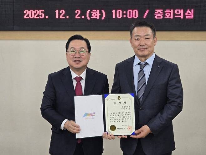 이대열 장원토건 대표(오른쪽)는 2일 갑천생태호수공원 조성에 이바지한 공로를 인정받아 이장우 대전시장(왼쪽)으로부터 표창장을 받았다. 사진=장원토건 제공.