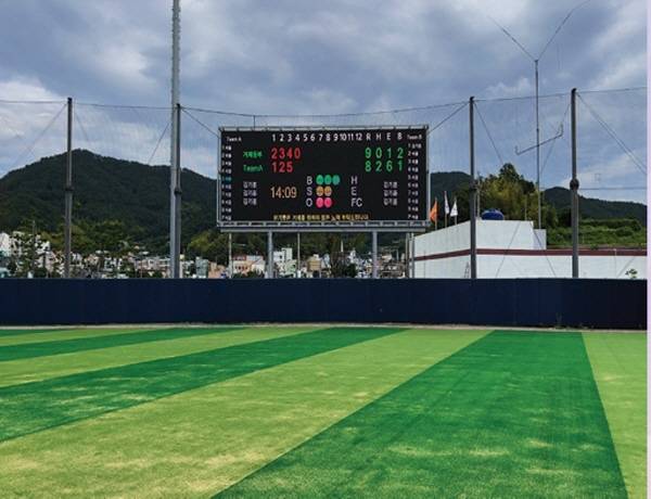 케이엔엘이디의 소프트웨어가 적용된 거제시 하청야구장의 전광판.