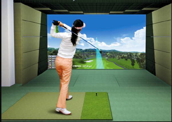 케이엔엘이디가 개발한 스크린골프 보드를 장착한 스크린 골프장에서 시타를 하고 있다.