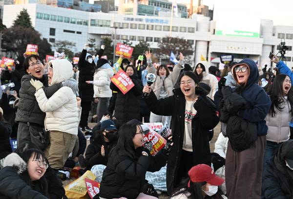 지난해 12월 14일 윤석열 대통령 탄핵안이 국회에서 가결되자 창원광장에 모인 시민들이 환호하고 있다. /경남도민일보 DB