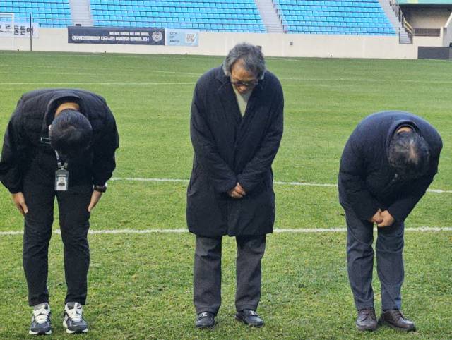 지난달 30일 대구와 안양의 경기 직후 조광래 대구FC 대표이사(사진 왼쪽 두 번째)와 임원진이 팀 강등에 대해 팬들 앞에 머리를 숙이며 사과를 표하고 있다. 이화섭 기자.