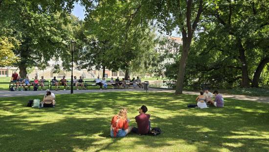 오스트리아의 수도 비엔나(Vienna)는 도시 전체가 고풍스럽고 여유롭습니다. 도시공원은 시민들의 열린 쉼터이자 거실이나 다름없지요. 잔디 광장과 울창한 숲을 이루는 도시공원은 시민들이 여가를 즐기며 일상생활의 많은 시간을 차지할 정도로 중요합니다. 이 도시는 곳곳에 잘 가꾸어진 공원과 녹지가 문화공간과 어우러지며 더욱 여유롭고 매력적이지요. 그래서'세계에서 가장 살기 좋은 도시'평가에서 멜버른과 함께 꾸준하게 최고의 성적을 얻을 수 있었나 봅니다.